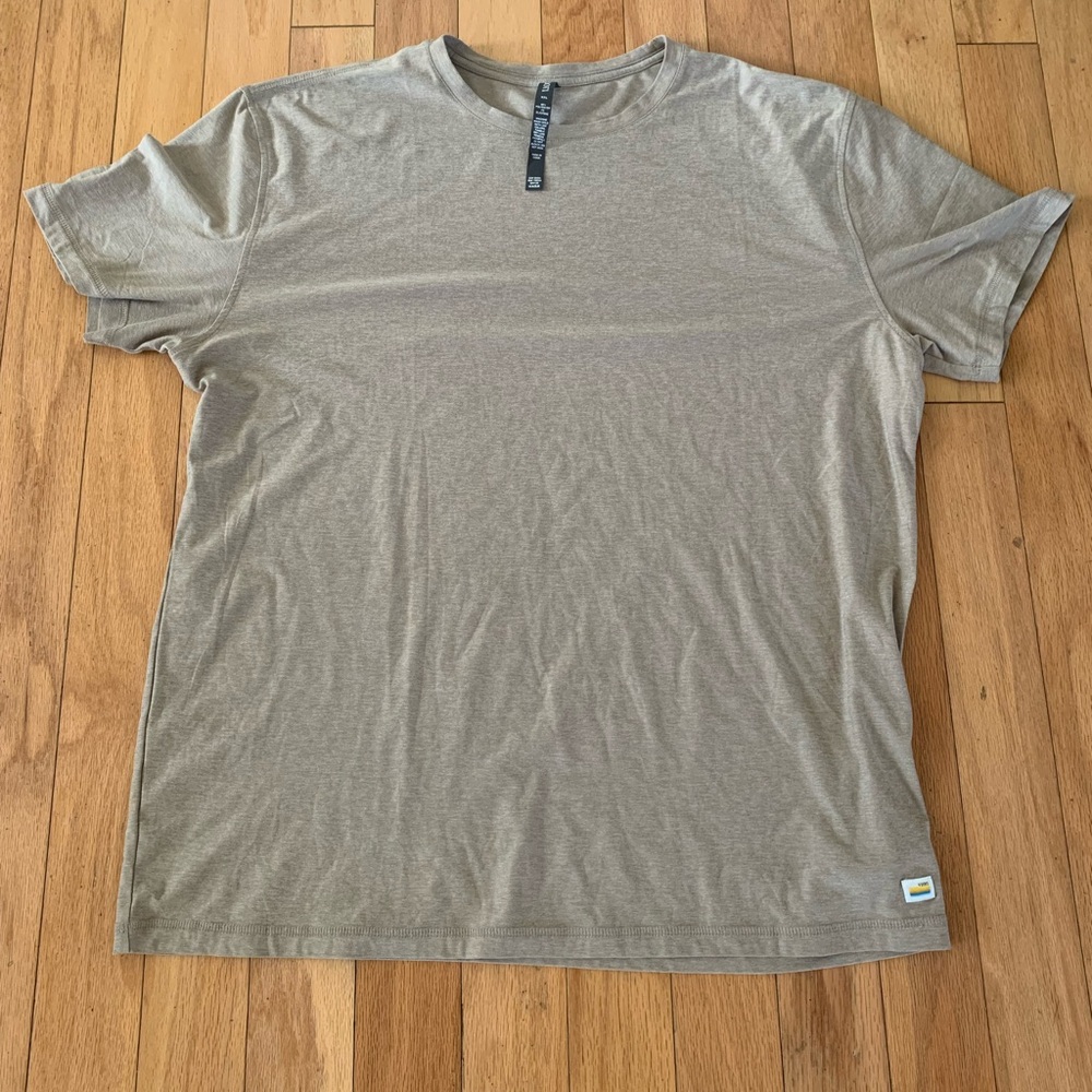 Vuori short sleeve tshirt size XXL